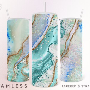Peut inclure: Trois gobelets sans couture avec un motif marbr&eacute;. Les gobelets pr&eacute;sentent un motif scintillant de couleur sarcelle, bleu et or. Chaque gobelet est dot&eacute; d'une paille blanche. Le texte 'Seamless' et 'Tapered & Straight' est visible.