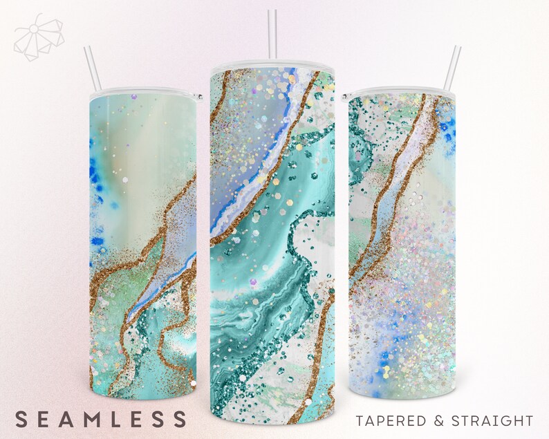 Peut inclure: Trois gobelets sans couture avec un motif marbr&eacute;. Les gobelets pr&eacute;sentent un motif scintillant de couleur sarcelle, bleu et or. Chaque gobelet est dot&eacute; d'une paille blanche. Le texte 'Seamless' et 'Tapered & Straight' est visible.