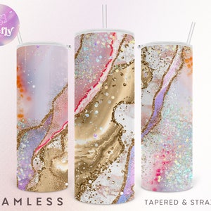 Peut inclure: Trois gobelets sans couture, droits et coniques, avec un motif agate color&eacute;. Le motif pr&eacute;sente des nuances de rose, d'or, de violet et de blanc avec des accents de paillettes. Chaque gobelet a une paille et les mots "SEAMLESS" et "TAPERED & STRAIGHT" sont en bas.