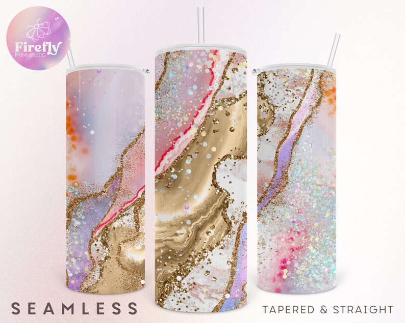 Peut inclure: Trois gobelets sans couture, droits et coniques, avec un motif agate color&eacute;. Le motif pr&eacute;sente des nuances de rose, d'or, de violet et de blanc avec des accents de paillettes. Chaque gobelet a une paille et les mots "SEAMLESS" et "TAPERED & STRAIGHT" sont en bas.