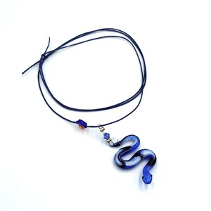 調節可能なガラスの蛇ネックレス、満足のいく蛇のジュエリー、女性のためのカラフルな蛇のペンダント