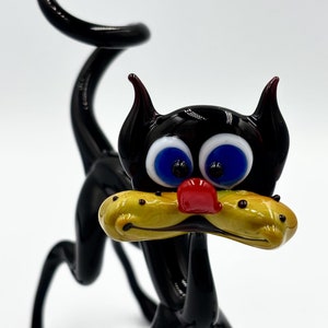 Figura de gato de cristal negro alta hecha a mano. Adorno de gato con diseño de dibujos animados. Regalo original para amantes de los gatos. Escultura coleccionable única para la decoración del hogar.