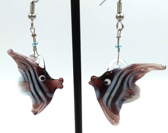Boucles d'oreilles de poisson-ange en verre faites à la main, bijoux de poisson-ange Dark Altum, collection Deep Sea, crochets en argent sterling ou en acier