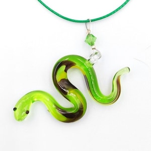 ガラスの蛇のネックレス | 緑の蛇のジュエリー | ガラスの蛇のペンダントネックレス | 蛇好きの方への動物のジュエリー | 彼女へのギフト