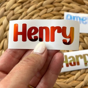 SIMPLE GRINCHES Schrift - Personalisierter Name Vinyl Aufkleber | Holographisch | Personalisierter Namensaufkleber | Ideal für Wasserflaschen, Laptops, Journals.