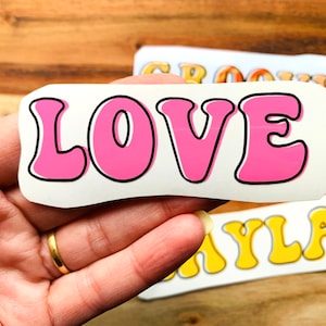 Peace Love Font - Adesivo in vinile con nome personalizzato / Due strati / Adesivo con nome personalizzato / Ideale per bottiglie d'acqua, computer portatili, diari.