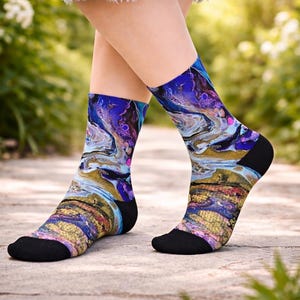 Chaussettes géométriques abstraites, chaussures marbrées bleues, chaussures mi-longues ras du cou, bonneterie bohème, accessoire pour les pieds streetwear tendance