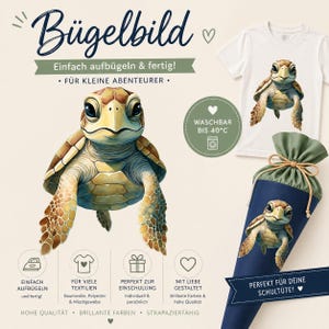 Op de afbeelding: Een afbeelding met een zeeschildpadontwerp op een wit t-shirt en een blauwe schooltuit. De tekst luidt "Strijkbeeld" en "Perfect voor je schooltuit". Het ontwerp is ook te zien op een grote afbeelding van een zeeschildpad.
