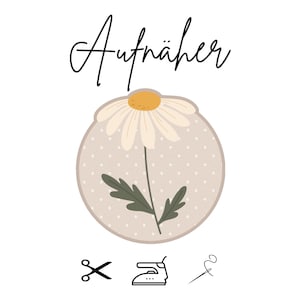 Puede incluir: Un parche redondo con una margarita de pétalos blancos y centro amarillo, sobre un fondo beige con lunares. La palabra "Aufnäher" está escrita arriba en cursiva. Debajo hay iconos de tijeras, una plancha y una aguja.