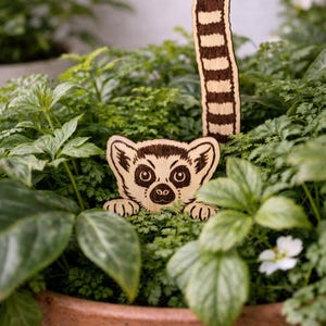 Puede incluir: Una taza de cerámica blanca con un asa negra y el texto "But First, Coffee" en negro y negrita. La taza está sobre una superficie de madera. La taza mide aproximadamente 10 cm de alto.