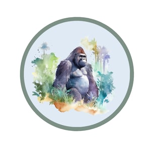 Può includere: Dipinto ad acquerello di un gorilla seduto in un lussureggiante scenario di giungla verde. Il gorilla è raffigurato in uno stile realistico con pelliccia e tratti del viso dettagliati. Lo sfondo presenta una varietà di piante e alberi tropicali, creando una scena vibrante e coinvolgente.