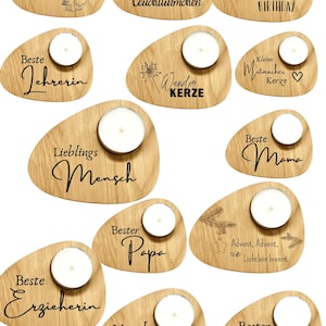 Może przedstawiać: Drewniane świeczniki z różnymi grawerowanymi wzorami i tekstem, w tym "happy BIRTHDAY", latarnia morska i "Beste Lehrerin". Każdy uchwyt ma okrągłą przestrzeń na świeczkę typu tea light.