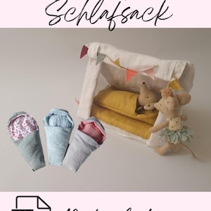 Op de afbeelding: Een miniatuur poppenhuis slaapzak set met drie kleine slaapzakken in grijs, blauw en roze. De set bevat een tentachtige structuur met gele beddengoed en een muispop. De afbeelding heeft tekst die zegt "Miniatur Schlafsack" en "Nähanleitung".