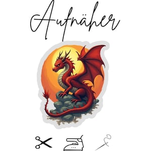 Könnte beinhalten: Ein roter Drachenaufnäher mit detailliertem Design, der auf einem Felsen vor einer orangefarbenen Sonne sitzt. Das Wort "Aufnäher" steht in Schreibschrift über dem Drachen. Enthält Symbole für Schere, Bügeleisen und Nadel und Faden.