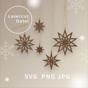 Könnte beinhalten: Verschiedene Holzstern-Ornamente in unterschiedlichen Größen hängen an Schnüren vor einem neutralen Hintergrund. Die lasergeschnittenen Sterne haben aufwendige Designs und sind in Brauntönen gehalten. Text: "Lasercut Datei Sofortdownload" und "SVG PNG JPG".