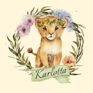 Op de afbeelding: Een aquarel-illustratie van een leeuwenwelpje met een bloemenkrans. Het welpje is omringd door een krans van bladeren en bloemen. De naam "Karlotta" staat op een groen lint onder het welpje.