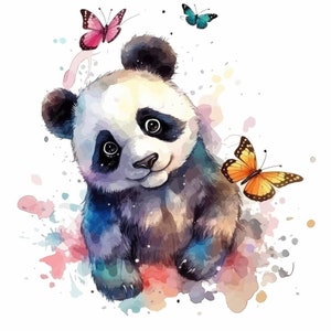 Könnte beinhalten: Ein Aquarellbild eines niedlichen Pandabären mit schwarz-weißem Fell. Der Panda ist umgeben von bunten Aquarellspritzern und drei Schmetterlingen in Rosa, Blau und Orange.