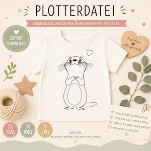 以下が含まれることがあります： 白いTシャツに、黒いカワウソのイラストとハートが描かれています。「PLOTTERDATEI」と「LIEBEVOLLES DESIGN FÜR DEINE KREATIVEN PROJEKTE」の文字が入っています。SVG、PNG、JPGファイルのアイコンも含まれています。衣類などに最適です。