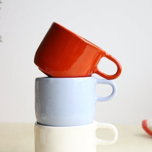 Handgefertigte gesprenkelte Keramiktasse: Minimalistische Keramikkaffeetasse