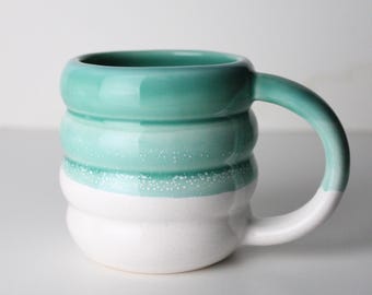 Caneca de cerâmica com nervuras feita à mão: 275 ml. Xícara de café e chá minimalista e colorida feita de cerâmica.