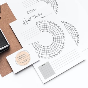 Könnte beinhalten: Drei druckbare Habit-Tracker-Blätter mit einem kreisförmigen Design und nummerierten Abschnitten. Die Blätter liegen auf einer weißen Oberfläche mit einer Vintage-Kamera und einer Visitenkarte.