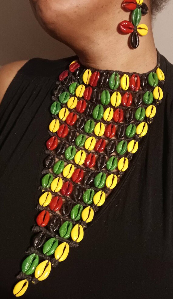 Extra Large Queens Collar handpainted Cowrie Shel… - image 4