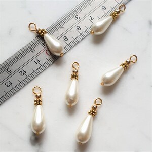 4 x White Pearl Teardrop Charms, Glass Pearl Pendants, Gold Plated Pearl Charms Pendants Jewellery Supplies