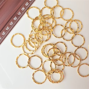 15 X gouden verbindingsringen gehamerde connectoren goud getextureerde oorbel connectoren, ketting joiner connectoren cirkelframe links