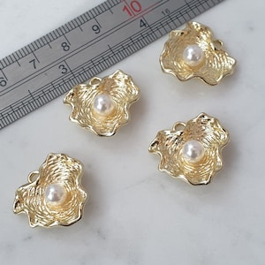2x Gold Muschel Anhänger, Perlmutt Muschel Charms, Austernketten Anhänger, Mutter mit Perlen Charms, vergoldeter Charm, Schmuckzubehör