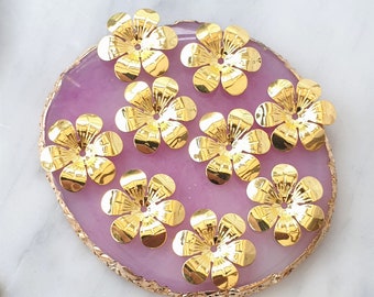 4 capuchons de perles en laiton plaqué or, fleur multipétale texturée, embellissements de fleurs 6 pétales, fabrication de coiffes, fournitures pour bijoux