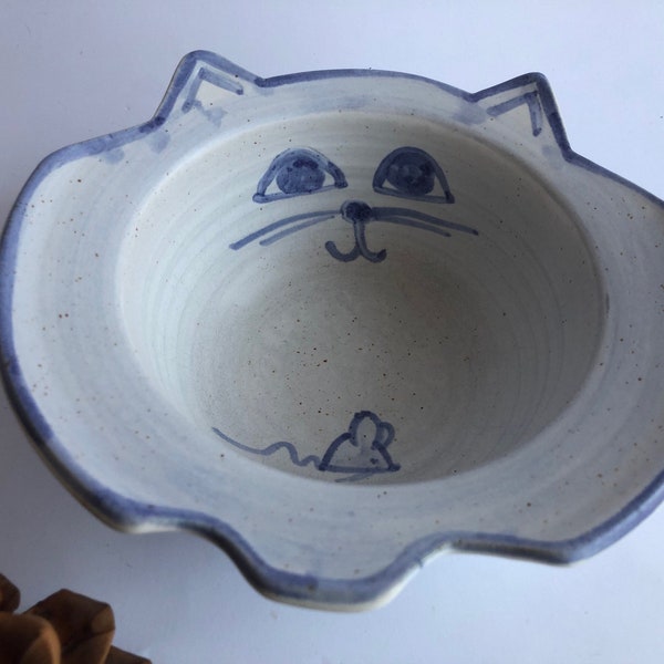 Vintage keramische kattenbak, voerbak, kom, gesigneerd, wit/blauw rustiek keramiek met kat-muis motief