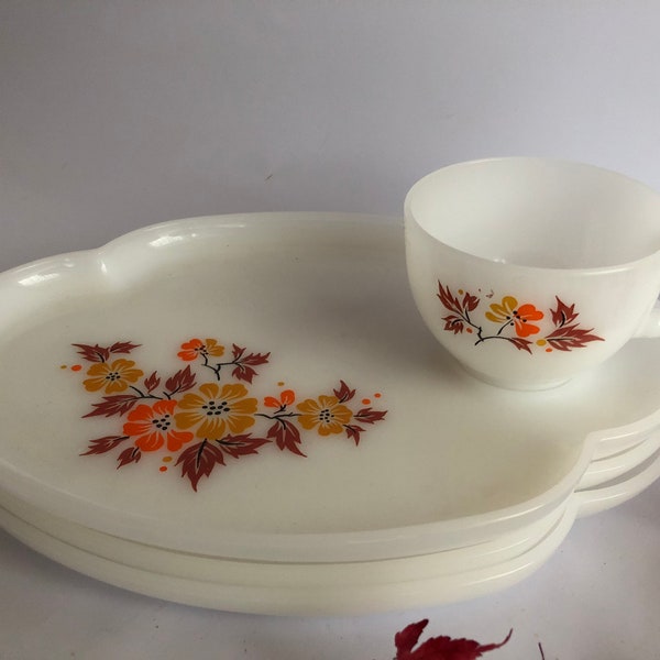 1 von 2  Set von Vintage Arcopal France, Opaline Kaffeeset, True Vintage Design, Dessertteller+Tasse, Blumendekor, 70er