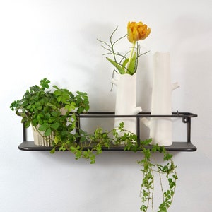 Decorative metal shelf in industrial style. Can also be used as a kitchen shelf or bathroom shelf. 51/10/13 cm (L/H/D). Used look in black.