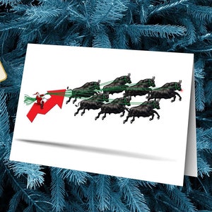 以下が含まれることがあります： 黒い雄牛に引かれた赤い矢に乗るサンタクロースのグラフィックが描かれた白いグリーティングカード。カードのサイズは17.78cm x 12.7cmで、「インスタントデジタルダウンロード、印刷、カット、折りたたみ」というテキストが含まれています。