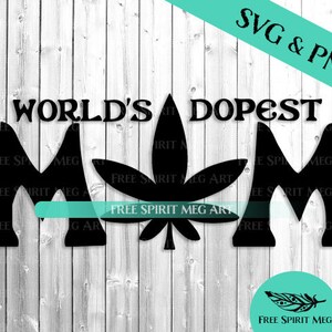 Puede incluir: Diseño gráfico en blanco y negro con el texto "WORLD'S DOPEST MOM" y una hoja de marihuana estilizada.