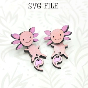 Könnte beinhalten: Ein Paar rosa und violette Axolotl-Ohrringe mit einem lächelnden Gesicht. Die Ohrringe sind aus Holz und können auf einer Glowforge geschnitten werden. SVG-DATEI. kein physisches Produkt