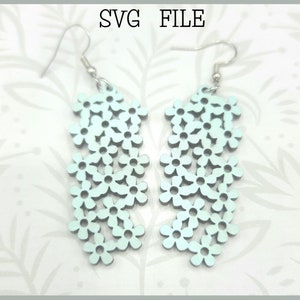 Puede incluir: Un par de pendientes de color azul claro con un delicado diseño floral. Los pendientes están hechos de madera y tienen ganchos plateados. Los pendientes están etiquetados como "Glowforge Ready SVG FILE" y "not a physical product".