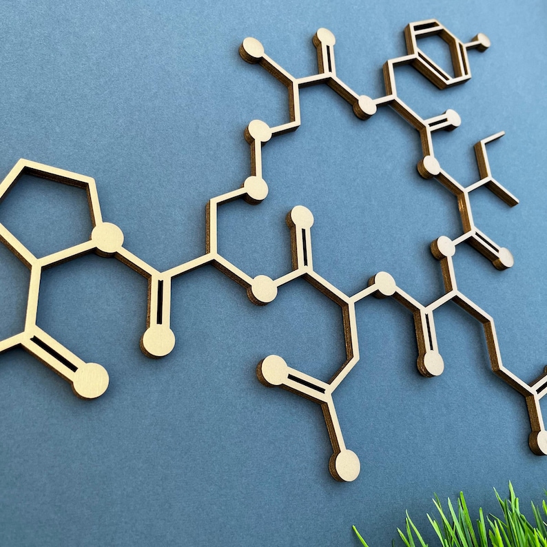 K&ouml;nnte beinhalten: Ein Wandbild aus Holz in Form eines komplexen chemischen Molek&uuml;ls. Das Molek&uuml;l besteht aus miteinander verbundenen sechseckigen und f&uuml;nfeckigen Formen, die ein einzigartiges und kompliziertes Design bilden.