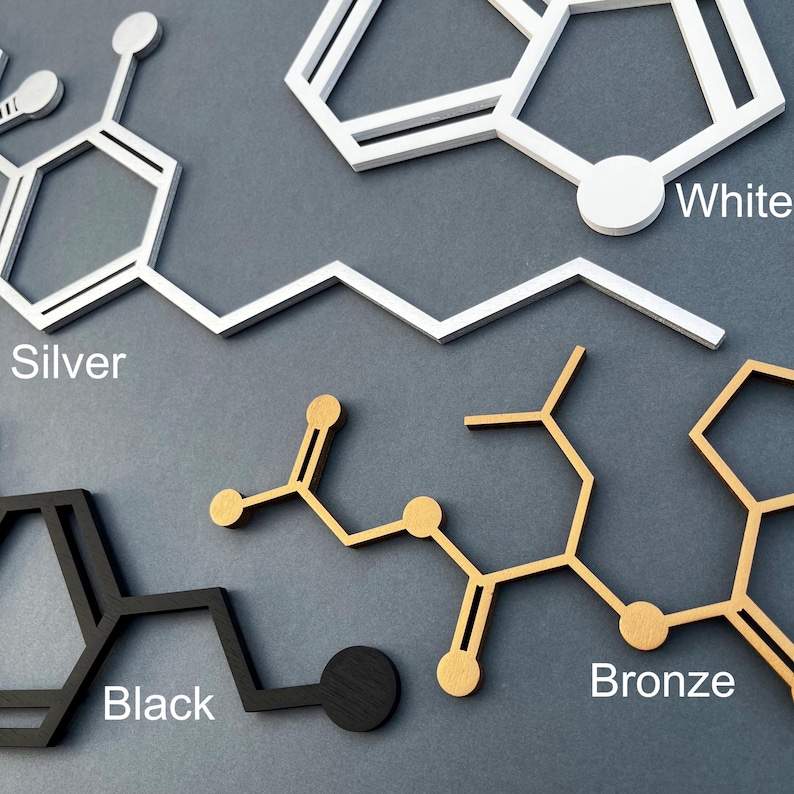 K&ouml;nnte beinhalten: Vier Wanddekorationen in Form von Molek&uuml;lstrukturen in verschiedenen Farben: Silber, Schwarz, Bronze und Wei&szlig;. Die Strukturen sind aus Holz gefertigt und haben einen 3D-Effekt.