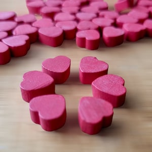 Kleine HOLZHERZEN ~ rote Herzformen ~ 10mm Holzherztoken für Brettspiele, Handwerk, Mosaik, Kartenherstellung, Spiele, Liebesbriefe, Scrapbook