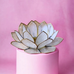 ナチュラルパールホワイトカピス ロータスフラワーキャンドルホルダー (10 cm) - 結婚式、お祝いのテーブル、くつろぎの空間に最適な持続可能なシェル装飾
