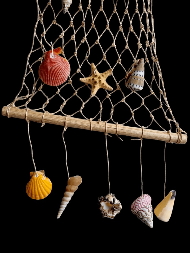 Hängande fisknät med naturliga snäckskal, träfisk, sjöstjärna väggdekor, marin gåva, nautisk heminredning, snäckkonst stranddekoration bild 3