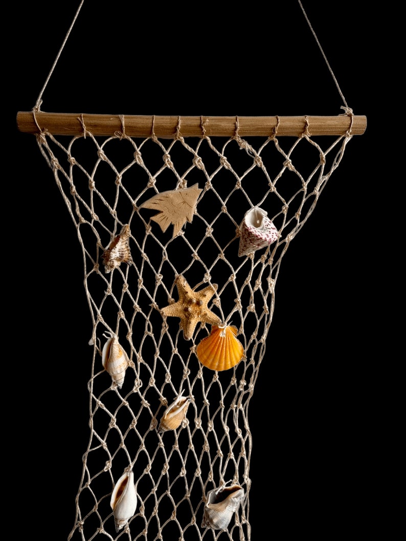 Hängande fisknät med naturliga snäckskal, träfisk, sjöstjärna väggdekor, marin gåva, nautisk heminredning, snäckkonst stranddekoration bild 5
