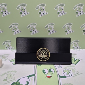 Personalisierter benutzerdefinierter einstufiger Stadionkartenständer - Display für Sammlerkarten und Erinnerungsstücke - Tolle Geschenkidee