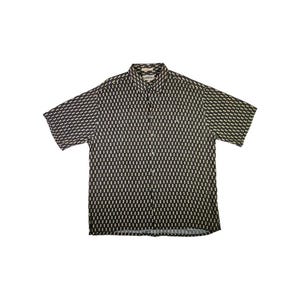Könnte beinhalten: Kurzärmeliges Hemd mit einem sich wiederholenden geometrischen Muster in Schwarz und Off-White. Das Hemd hat einen klassischen Kragen und eine einzelne Brusttasche. Der Stoff scheint leicht zu sein.