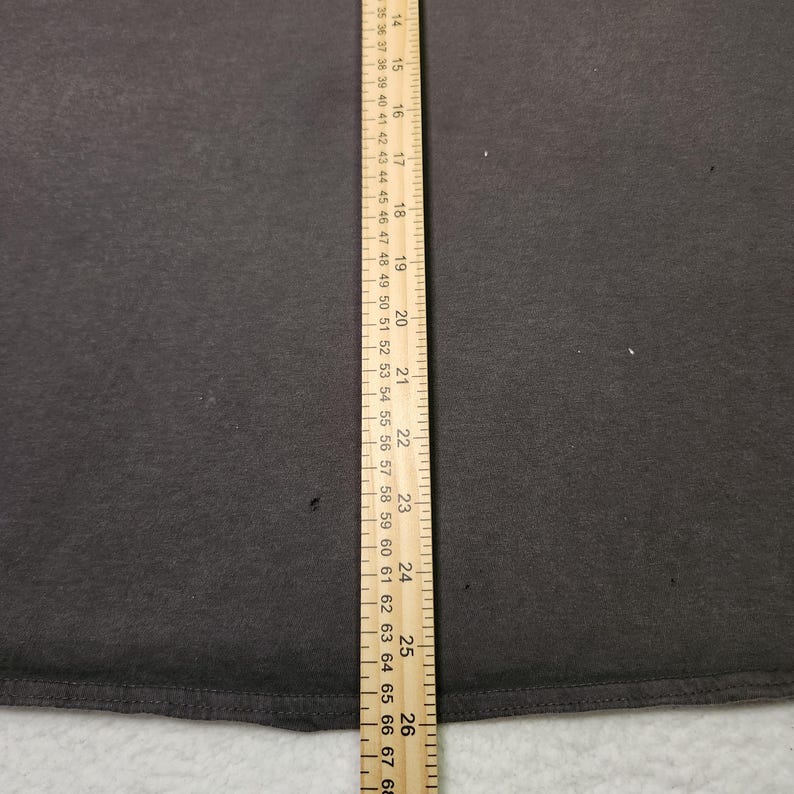 Puede incluir: Una tela gris oscuro con una regla de madera colocada verticalmente en el lado izquierdo. La regla mide hasta 66 cm, con marcas para cada cm e incrementos m&aacute;s peque&ntilde;os. La tela parece ser de color s&oacute;lido.