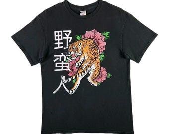 Camiseta retro negra mediana con gráfico kanji de flor de cerezo y tigre estilo japonés de los años 90