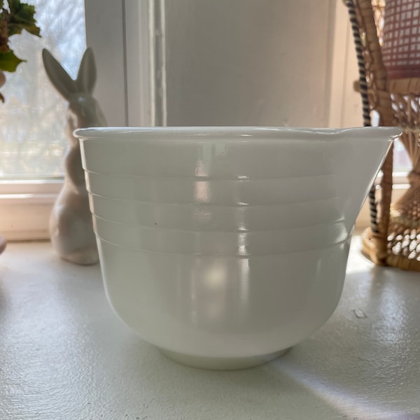 Vintage Milk Glass Pyrex Mixing Bowl (40)
