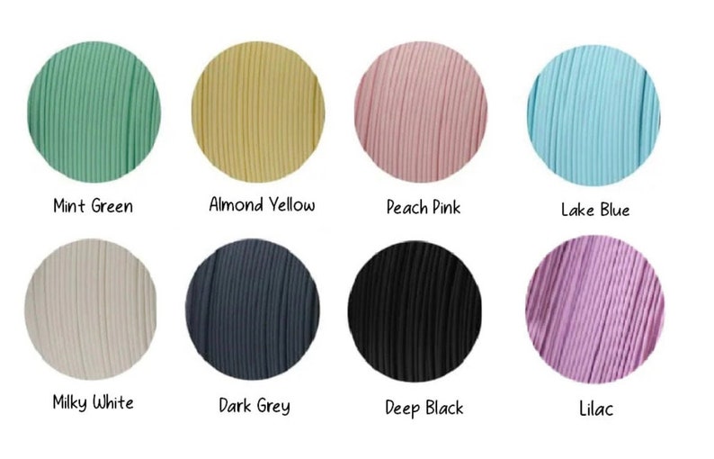 Op de afbeelding: Een kleurenkaart met tien verschillende kleuren koord: mintgroen, amandelgeel, perzikroze, meerblauw, melkachtig wit, donkergrijs, diepzwart, lila, lichtblauw en lichtgrijs.
