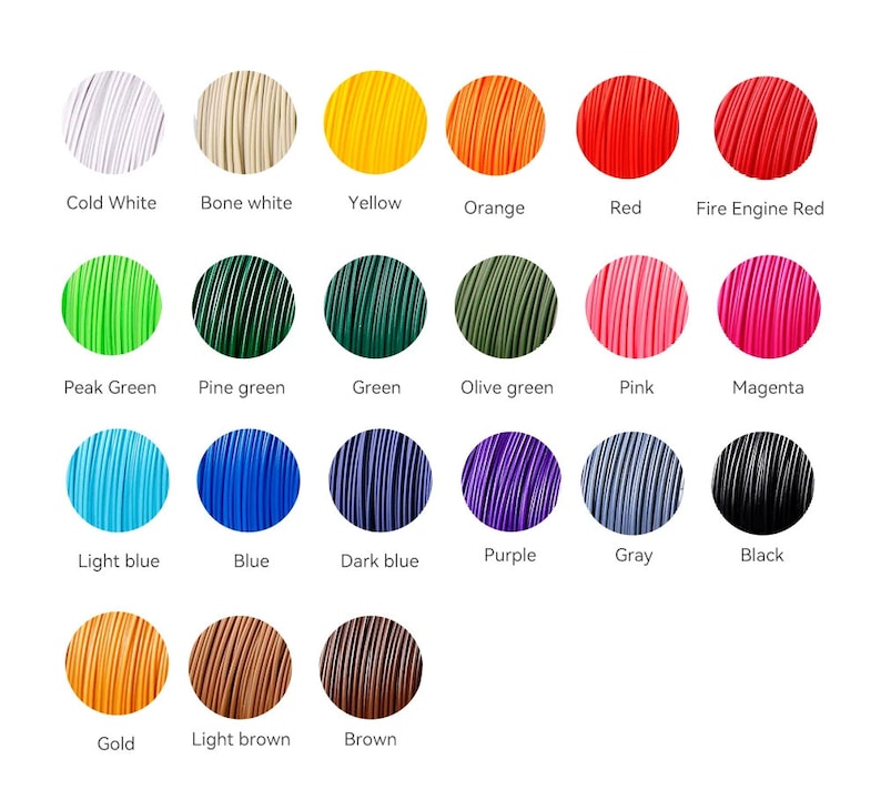Op de afbeelding: Een kleurenkaart met 18 verschillende kleuren filament voor 3D-printen. De kleuren omvatten koud wit, botwit, geel, oranje, rood, brandweer rood, piek groen, dennen groen, groen, olijfgroen, roze, magenta, lichtblauw, blauw, donkerblauw, paars, grijs, zwart, goud, lichtbruin en bruin.
